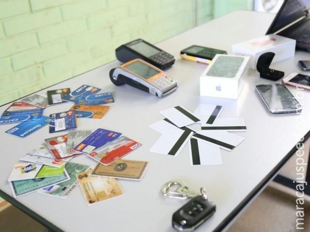 Trio é preso suspeito de aplicar golpes de R$ 20 mil com cartões falsos