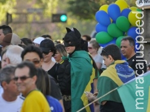 Protesto puxado pelo Batman reúne 600 e termina com hino e fogos Protesto puxado pelo Batman reúne 600 e termina com hino e fogos
