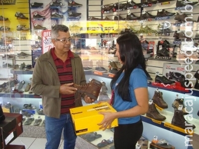 Comércio de Dourados antecipa queima de estoque e amplia horários na Semana dos Pais Comércio de Dourados antecipa queima de estoque e amplia horários na Semana dos Pais