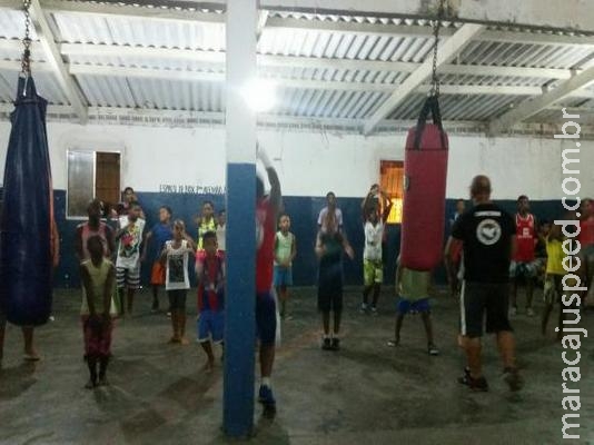 Em Salvador, Robson Conceição e Alemão atuam como voluntários para ensinar boxe Em Salvador, Robson Conceição e Alemão atuam como voluntários para ensinar boxe