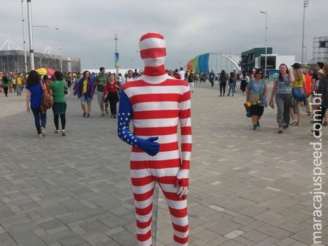 Cara pintada, óculos e chapéus: veja a moda da torcida no Parque Olímpico