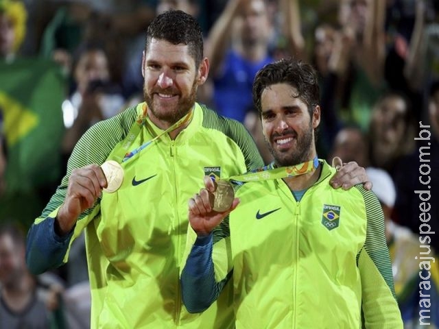 Na raça, no coração e na chuva, Bruno e Alison batem italianos e levam o ouro Na raça, no coração e na chuva, Bruno e Alison batem italianos e levam o ouro