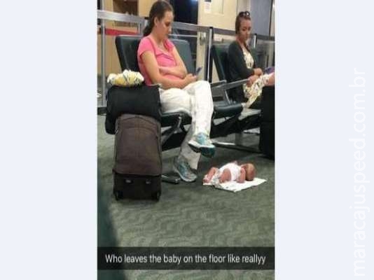 Mãe deixa filho no chão de aeroporto para mexer em celular e viraliza Mãe deixa filho no chão de aeroporto para mexer em celular e viraliza