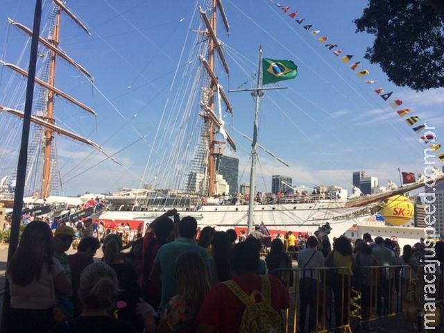 Brasileiros encaram 2 horas de fila para visitar veleiro de Portugal no Rio Brasileiros encaram 2 horas de fila para visitar veleiro de Portugal no Rio