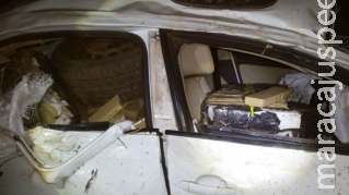 Carro com drogas e armas capota depois de perseguição