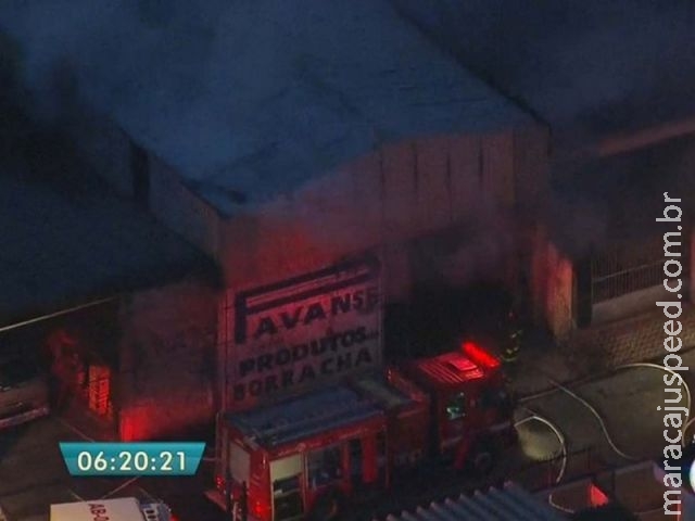 Incêndio atinge indústria de plásticos na Grande SP Incêndio atinge indústria de plásticos na Grande SP