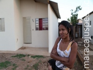 Moradores vivem no improviso desde danos a casas causados por temporal