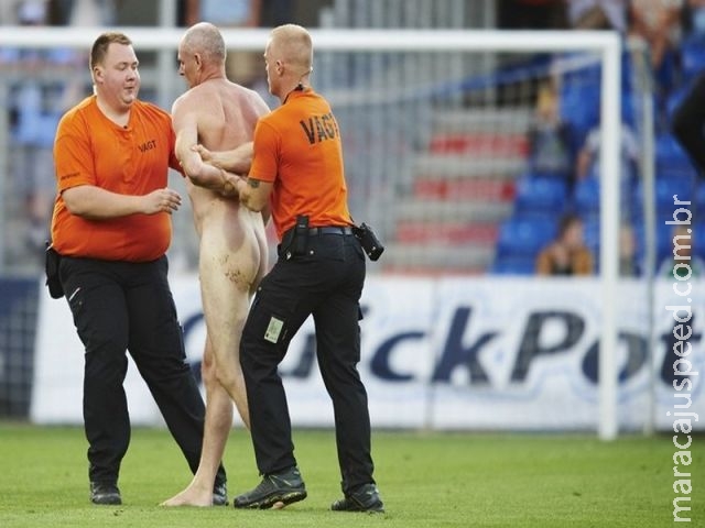 Campeão da Euro 92, ex-jogador fica pelado em campo na Dinamarca Campeão da Euro 92, ex-jogador fica pelado em campo na Dinamarca
