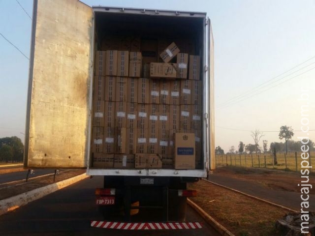 PRF apreende caminhão e carreta carregada de cigarros de origem estrangeira PRF apreende caminhão e carreta carregada de cigarros de origem estrangeira