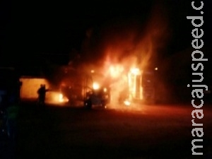 Ônibus são incendiados durante a madrugada de rebelião em presídio Ônibus são incendiados durante a madrugada de rebelião em presídio