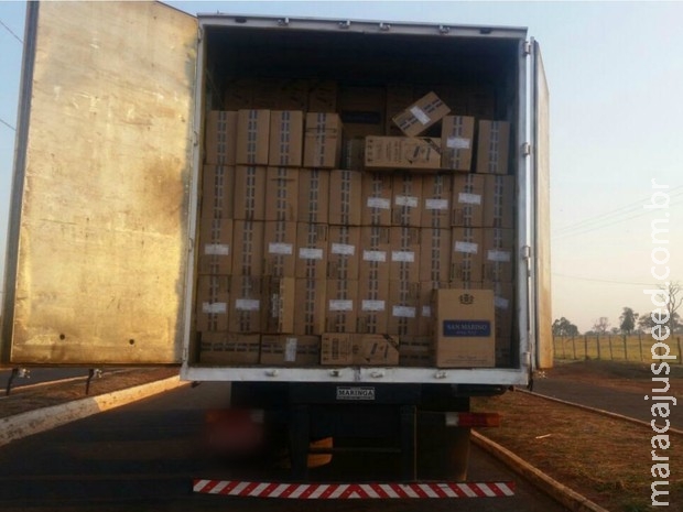 PRF apreende caminhão e carreta com 50 mil pacotes de cigarro em MS