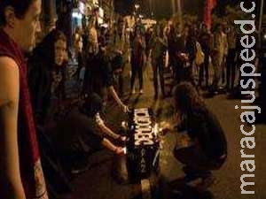 Manifestação em Porto Alegre tem confronto com PM e depredação de sede do PMDB Manifestação em Porto Alegre tem confronto com PM e depredação de sede do PMDB