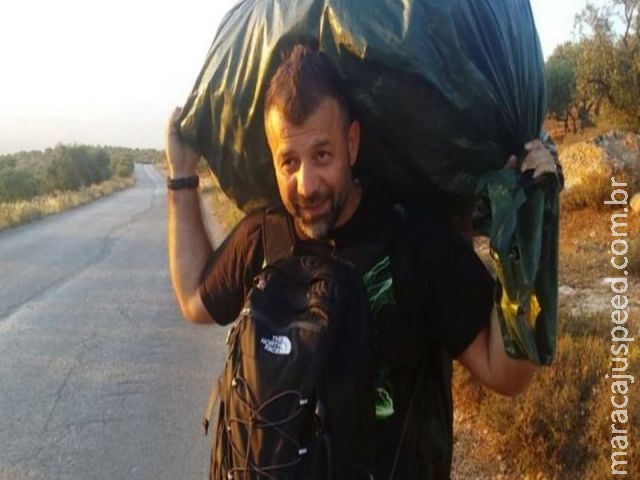 O homem que cruza fronteira a pé com 70 kg de brinquedos para alegrar crianças na Síria em guerra O homem que cruza fronteira a pé com 70 kg de brinquedos para alegrar crianças na Síria em guerra
