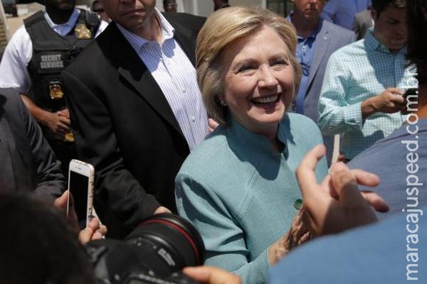Com pneumonia, Hillary Clinton cancela viagem à Califórnia Com pneumonia, Hillary Clinton cancela viagem à Califórnia