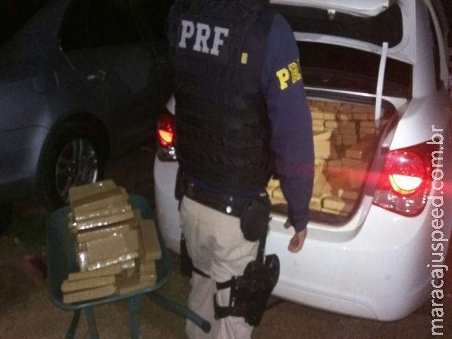 Dourados: PRF apreende 880 Kg de maconha em veículo roubado e traficante morre após troca de tiros Dourados: PRF apreende 880 Kg de maconha em veículo roubado e traficante morre após troca de tiros