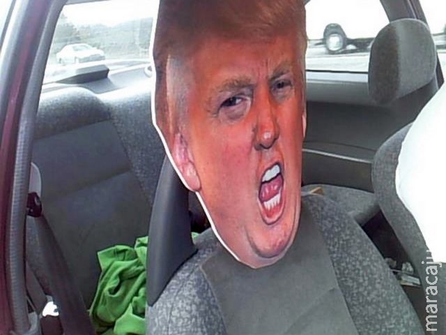 Motorista usa foto de Trump para enganar polícia e leva multa nos EUA Motorista usa foto de Trump para enganar polícia e leva multa nos EUA