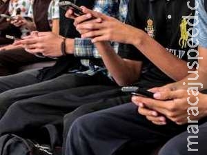 Secretário de São Paulo quer liberar celular em salas de aula Secretário de São Paulo quer liberar celular em salas de aula
