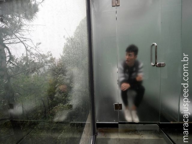 " Banheiro transparente " vira atração em cidade na China " Banheiro transparente " vira atração em cidade na China