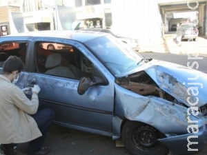 Em noite cheia de roubos, trio de ladrões bate o carro e foge a pé