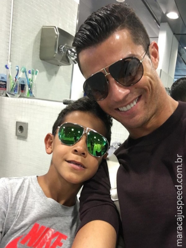 Fora de jogo do Real por gripe, Cristiano Ronaldo curte a " folga" com o filho Fora de jogo do Real por gripe, Cristiano Ronaldo curte a " folga" com o filho
