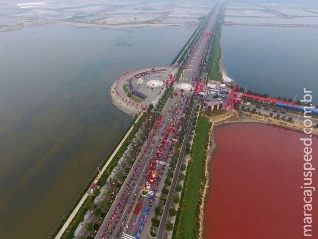 Lago fica vermelho e chama atenção na China Lago fica vermelho e chama atenção na China