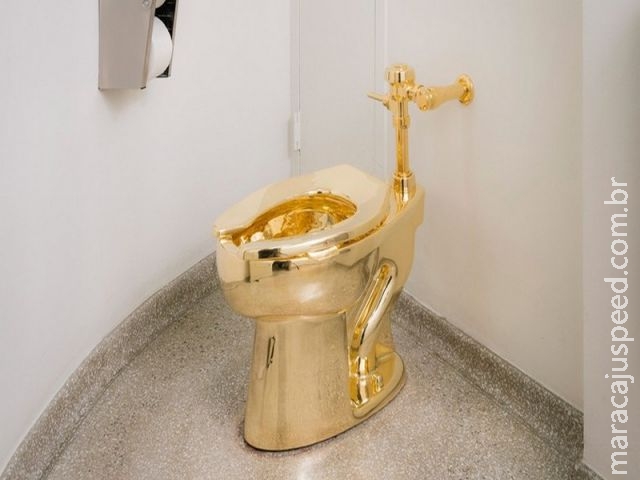 Privada feita de ouro é instalada em banheiro de museu de Nova York Privada feita de ouro é instalada em banheiro de museu de Nova York