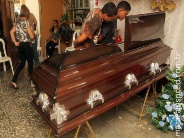 Dado como morto, homem respira durante preparação para velório Dado como morto, homem respira durante preparação para velório