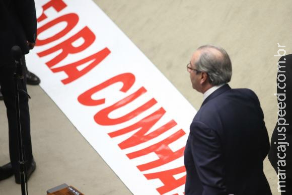 Câmara cassa mandato de Eduardo Cunha por 450 votos a favor e dez contra Câmara cassa mandato de Eduardo Cunha por 450 votos a favor e dez contra