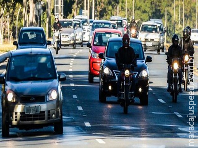 Justiça mantém suspensão de lei que obriga motoristas a acender farol em rodovia Justiça mantém suspensão de lei que obriga motoristas a acender farol em rodovia