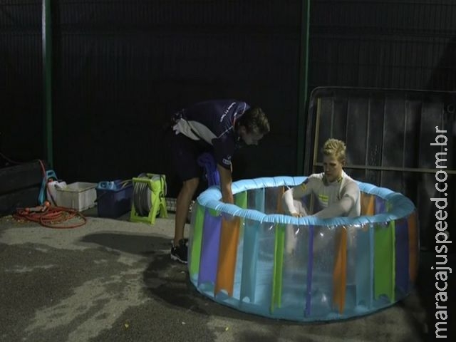 Parceiro de Nasr usa piscina infantil para driblar forte calor de Cingapura Parceiro de Nasr usa piscina infantil para driblar forte calor de Cingapura