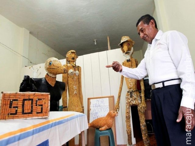 Equatoriano recolhe milhares de bitucas de cigarro e tenta recorde Equatoriano recolhe milhares de bitucas de cigarro e tenta recorde