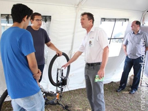 Jovens criam carregador de celular para bicicletas com objetos velhos 