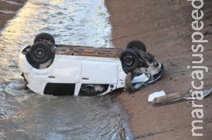 Motorista perde controle da direção, bate em árvore e cai em córrego