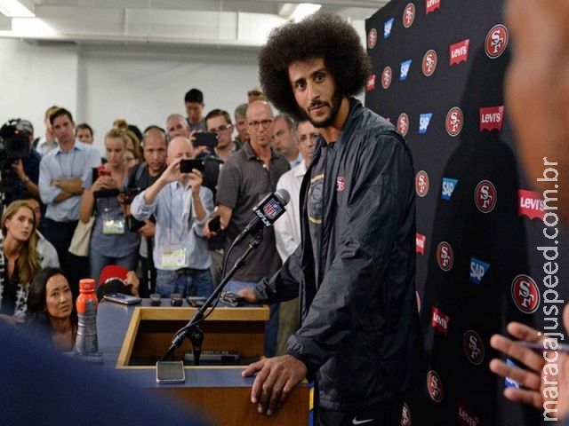 Kaepernick diz ter recebido ameaças de morte após se ajoelhar durante hino Kaepernick diz ter recebido ameaças de morte após se ajoelhar durante hino