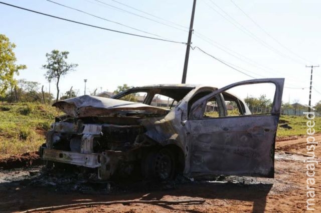 Estudante sequestrada escapa de porta-malas, mas tem carro incendiado