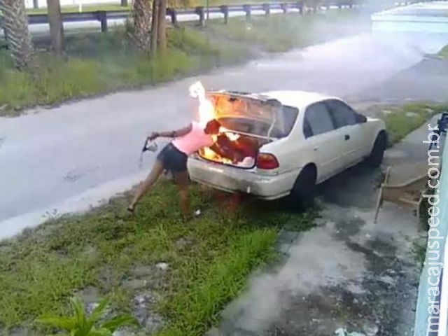 Americana é presa ao pôr fogo em carro pensando que era do ex Americana é presa ao pôr fogo em carro pensando que era do ex