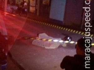 Comerciante é assassinado com quatro tiros por homens em bicicletas Comerciante é assassinado com quatro tiros por homens em bicicletas