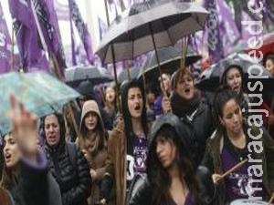 Mulheres fazem protesto e greve contra feminicídio na Argentina Mulheres fazem protesto e greve contra feminicídio na Argentina