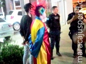 Jovem vestido de palhaço sinistro é detido pela polícia Jovem vestido de palhaço sinistro é detido pela polícia