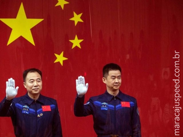 Astronautas chineses chegam a laboratório espacial Astronautas chineses chegam a laboratório espacial