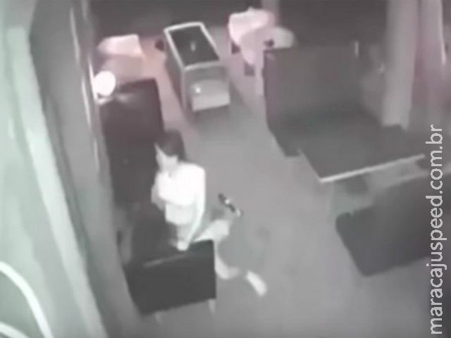 Garçonete é flagrada fazendo sexo com cliente em restaurante na Tailândia Garçonete é flagrada fazendo sexo com cliente em restaurante na Tailândia