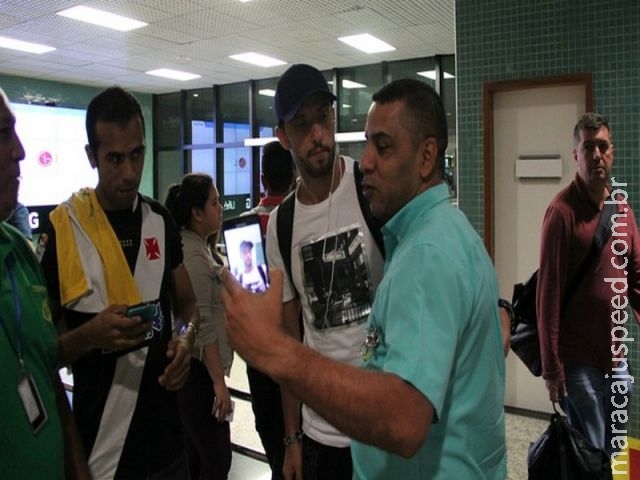 Solitário na madrugada: Nenê chega em Manaus com discurso otimista Solitário na madrugada: Nenê chega em Manaus com discurso otimista