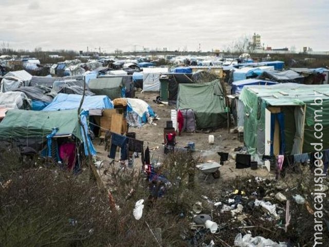 Retirada de imigrantes do campo de Calais começa com tranquilidade