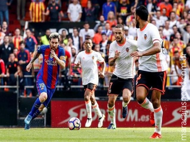 Valencia é multado em 1,5 mil euros por garrafa lançada em jogadores do Barça Valencia é multado em 1,5 mil euros por garrafa lançada em jogadores do Barça