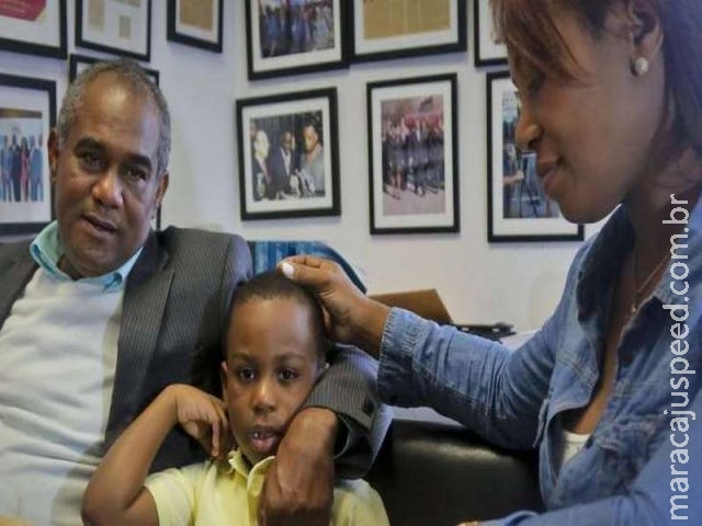 Mãe processa companhia aérea que levou seu filho para cidade errada e entregou outra criança Mãe processa companhia aérea que levou seu filho para cidade errada e entregou outra criança