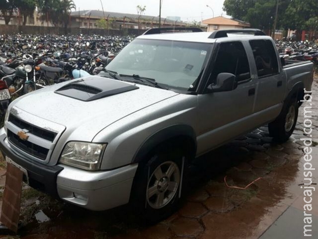 Dois são presos suspeitos de render 8 pessoas e roubar 2 carros em MS