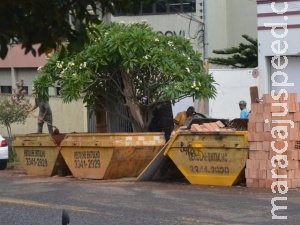Sem fiscalização, uso de caçambas de entulho em obras vira bagunça Sem fiscalização, uso de caçambas de entulho em obras vira bagunça