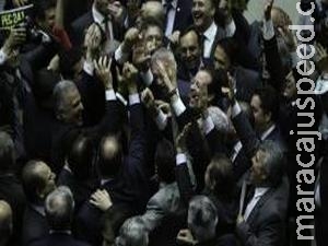 Câmara conclui votação em primeiro turno da PEC do teto de gastos Câmara conclui votação em primeiro turno da PEC do teto de gastos