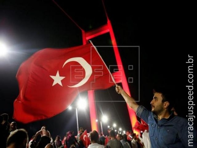 Turquia exonera 10 mil funcionários públicos por suposta tentativa de golpe Turquia exonera 10 mil funcionários públicos por suposta tentativa de golpe