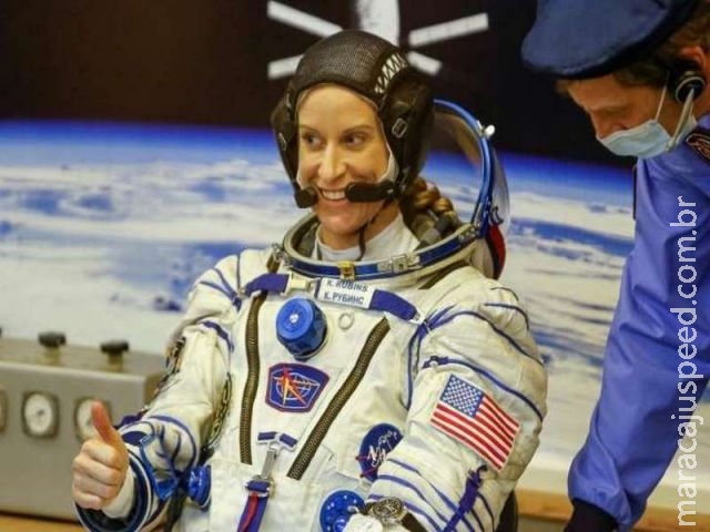 Astronautas retornam à Terra após missão espacial Astronautas retornam à Terra após missão espacial
